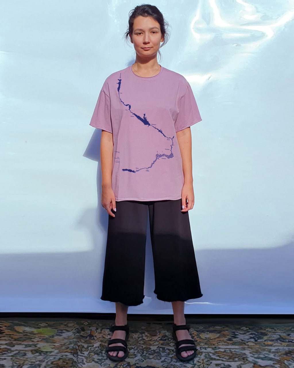 Tričko s potlačou „Rieka Dneper s názvami ukrajinských miest“ od značky SomeUrbanMonk