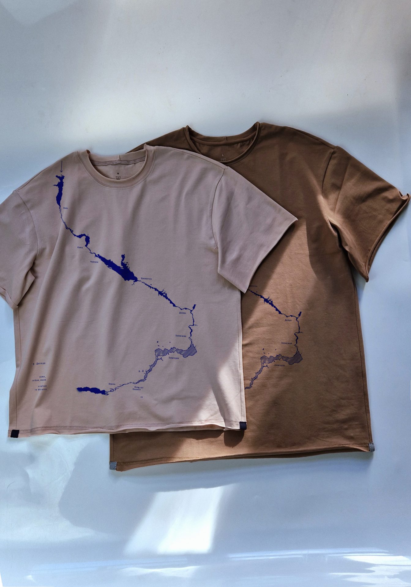 Футболка принт «Річка  Дніпро з назвами міст України» від бренду SomeUrbanMonk