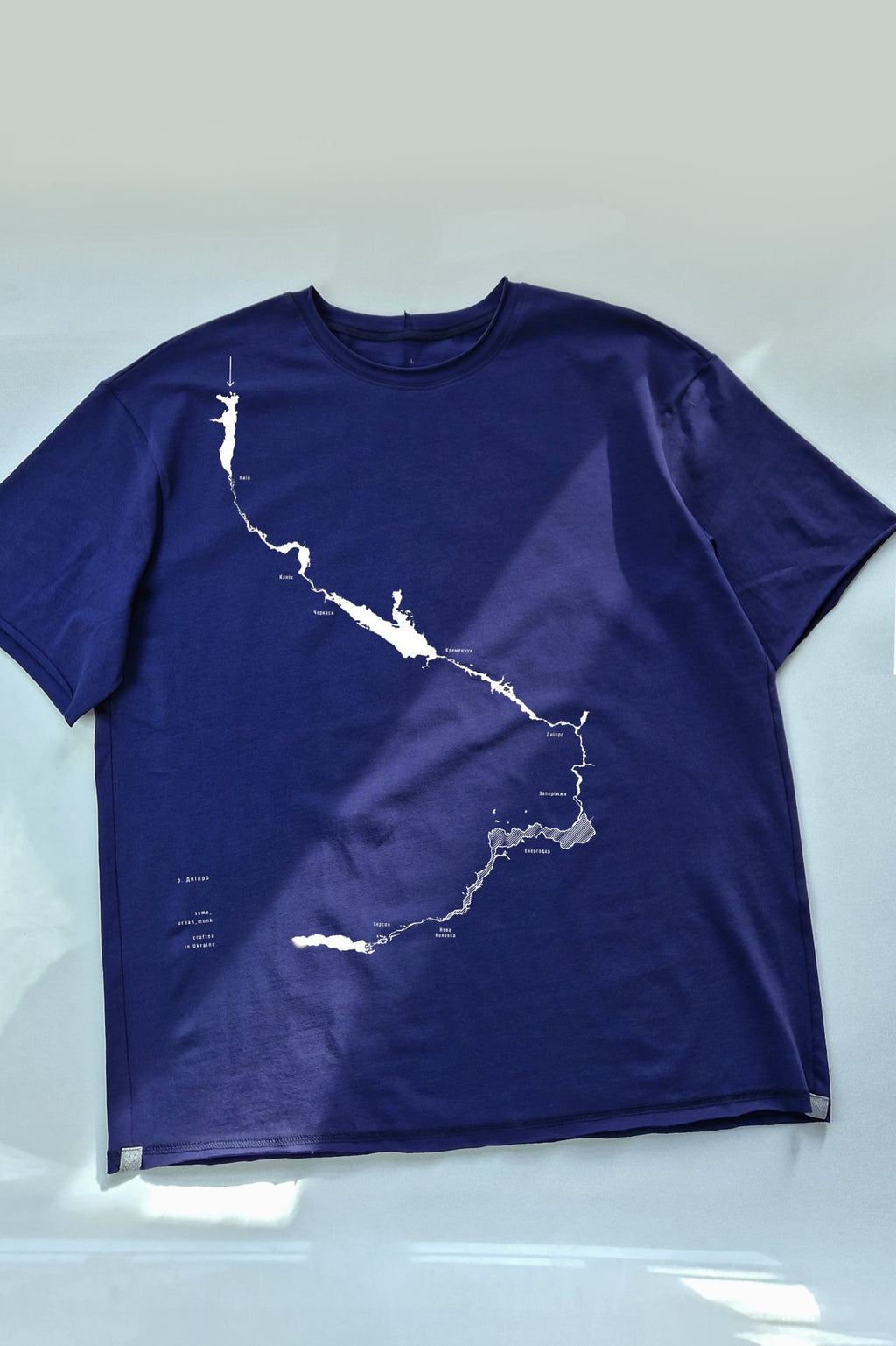 Tričko s potlačou „Rieka Dneper s názvami ukrajinských miest“ od značky SomeUrbanMonk