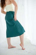 Hodvábna midi sukňa Fayna od FAYNA