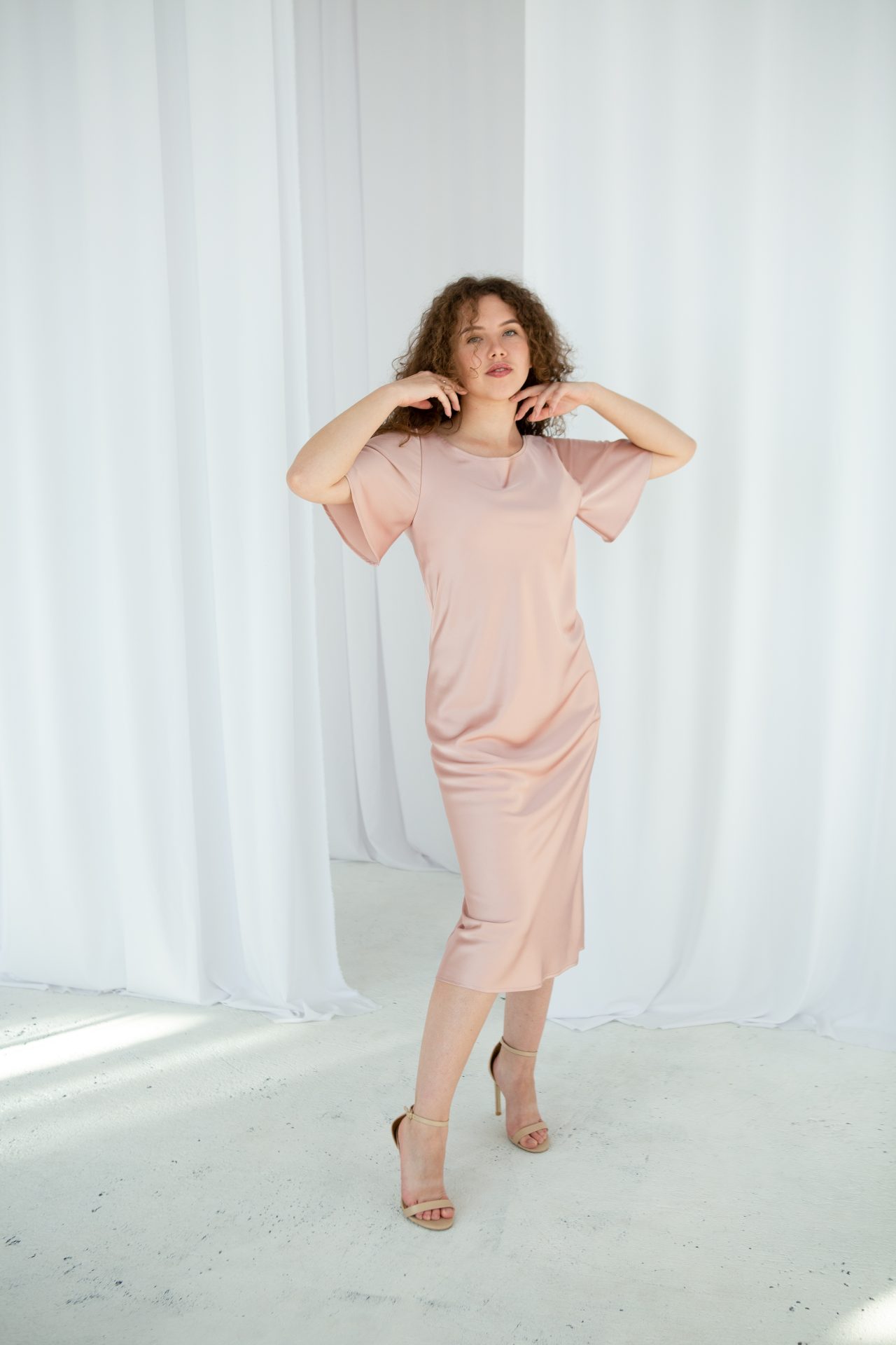 Шовкова сукня Gitta Міні з рукавами воланами від FAYNA