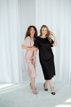 Hodvábne midi šaty Gitta s volánikovými rukávmi od FAYNA