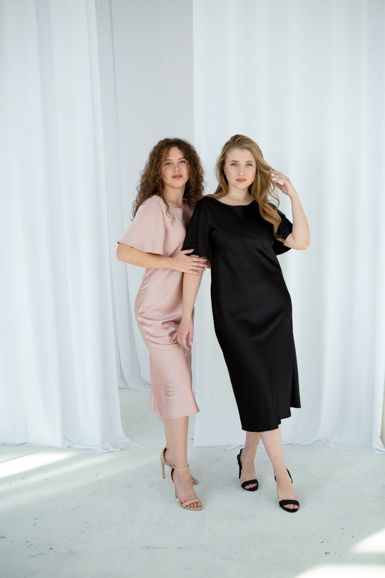 Шовкова сукня Gitta Міді з рукавами воланами від FAYNA