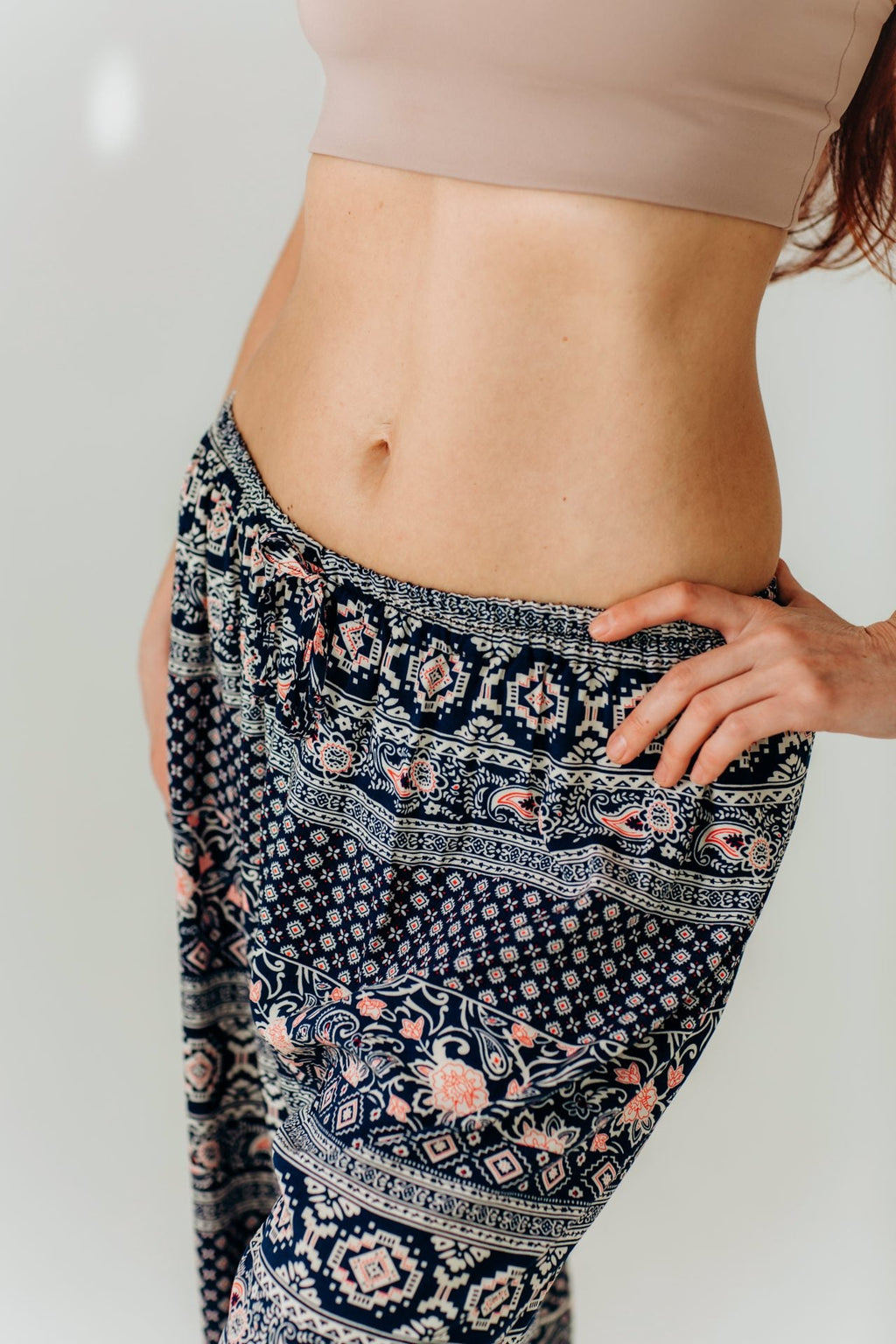 Voľné jogové nohavice "Ethno-rose Navy" RAO unisex