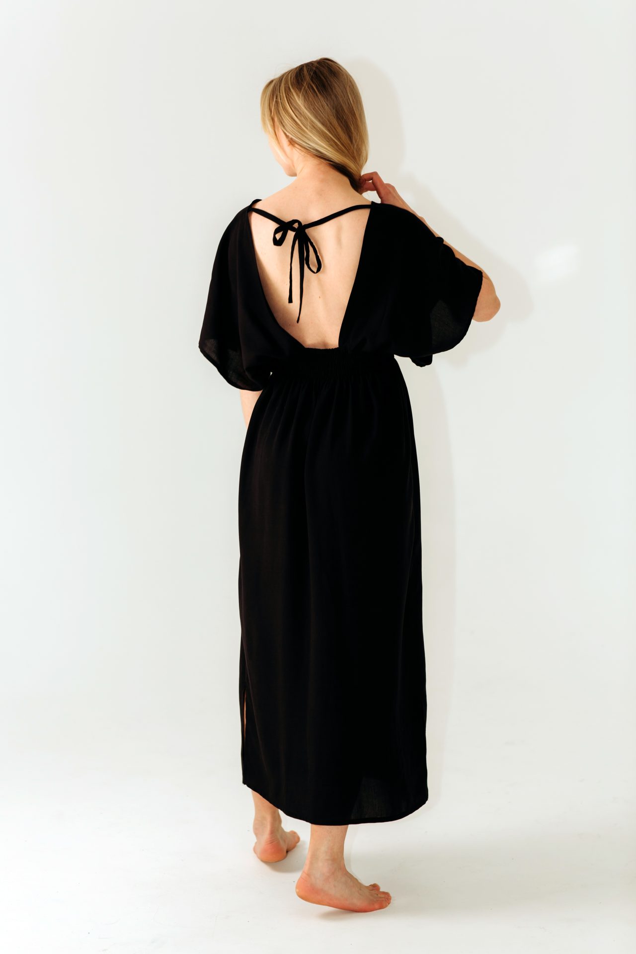 Čierne šaty s výstrihom do V "Tiara" RAO