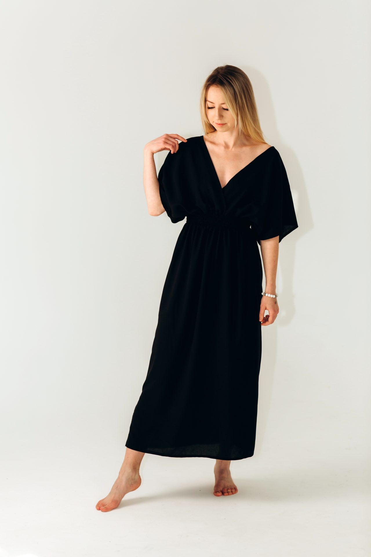 Čierne šaty s výstrihom do V "Tiara" RAO