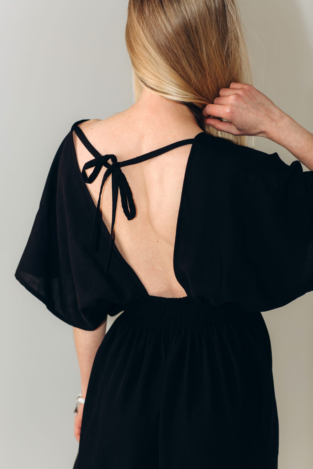 Čierne šaty s výstrihom do V "Tiara" RAO