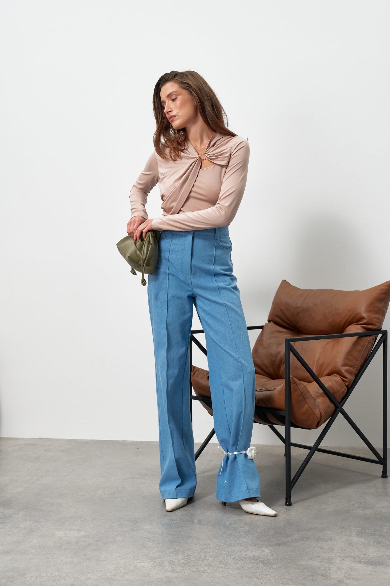 Лонгслів з драпіруванням і золотою деталлю від KA.EL