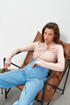 Лонгслів з драпіруванням і золотою деталлю від KA.EL