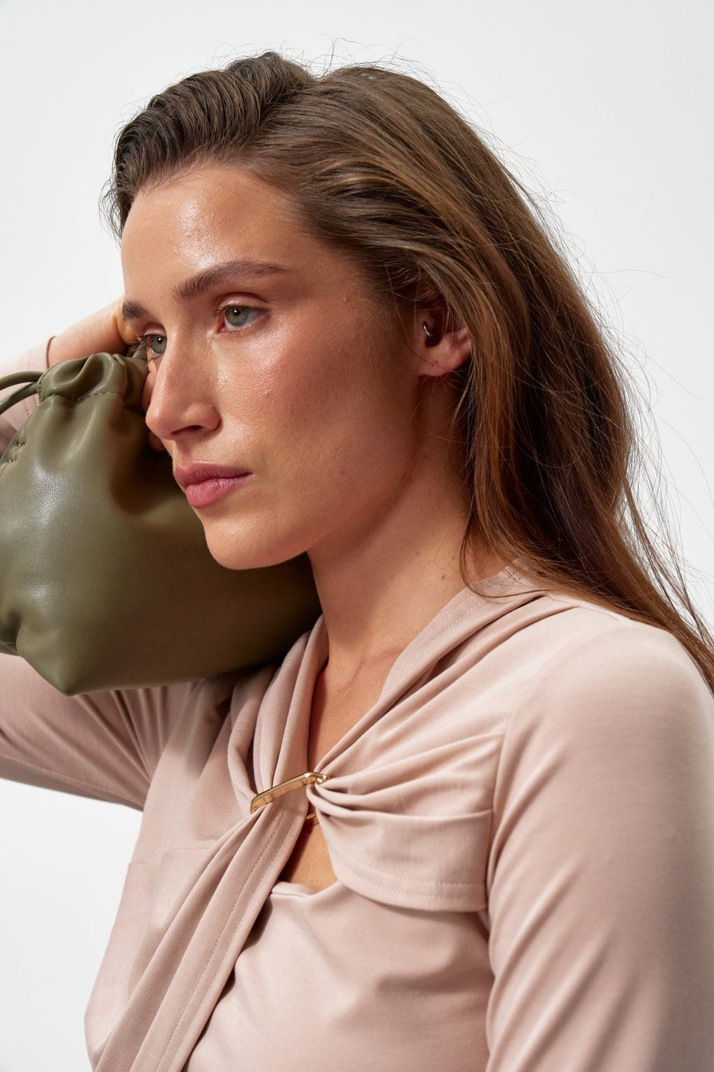 Лонгслів з драпіруванням і золотою деталлю від KA.EL