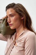 Лонгслів з драпіруванням і золотою деталлю від KA.EL