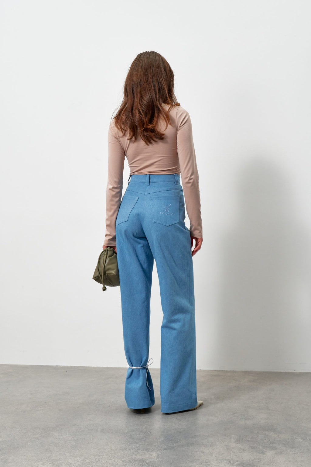 Лонгслів з драпіруванням і золотою деталлю від KA.EL