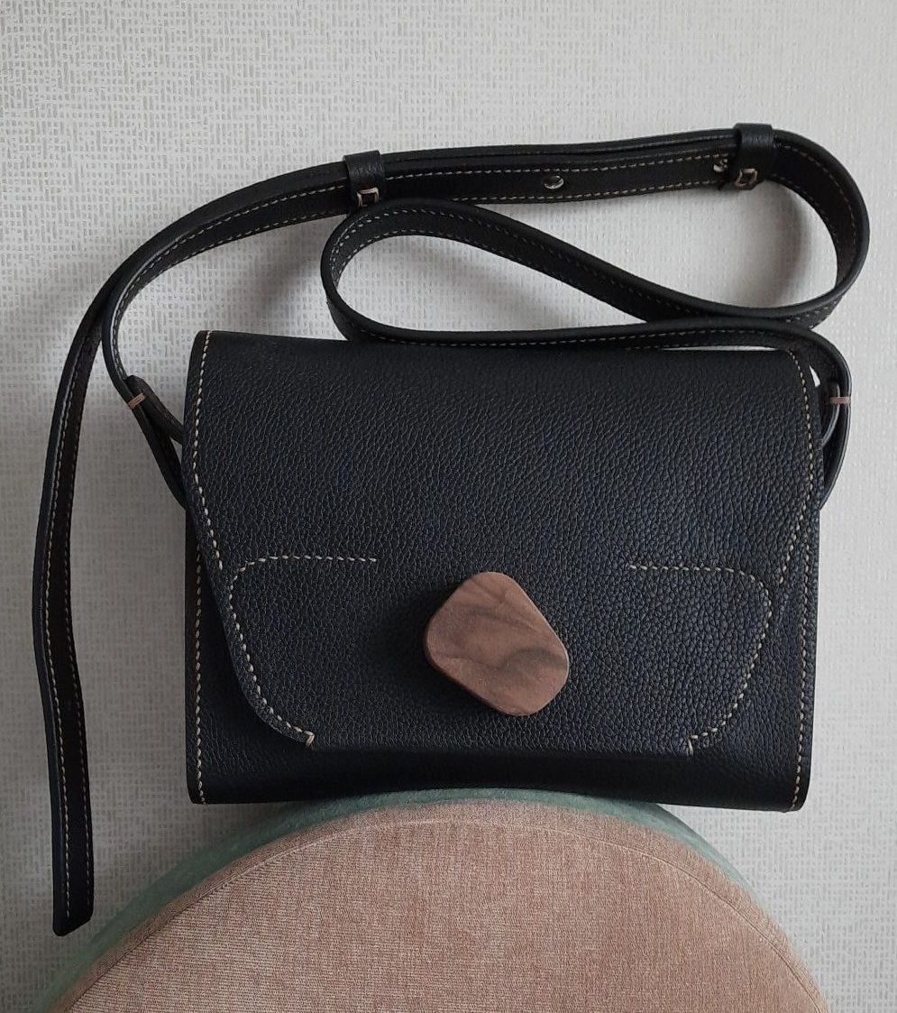 Crossbody kabelka JOY, čierna textúrovaná koža od Synyava