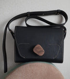 Crossbody kabelka JOY, čierna textúrovaná koža od Synyava