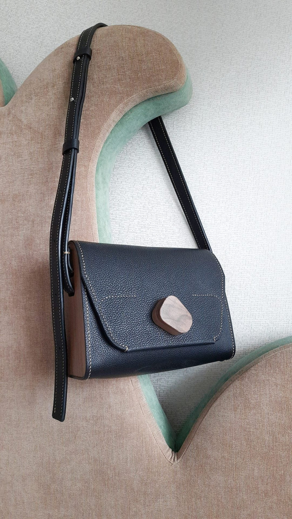 Crossbody kabelka JOY, čierna textúrovaná koža od Synyava