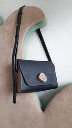 Crossbody kabelka JOY, čierna textúrovaná koža od Synyava