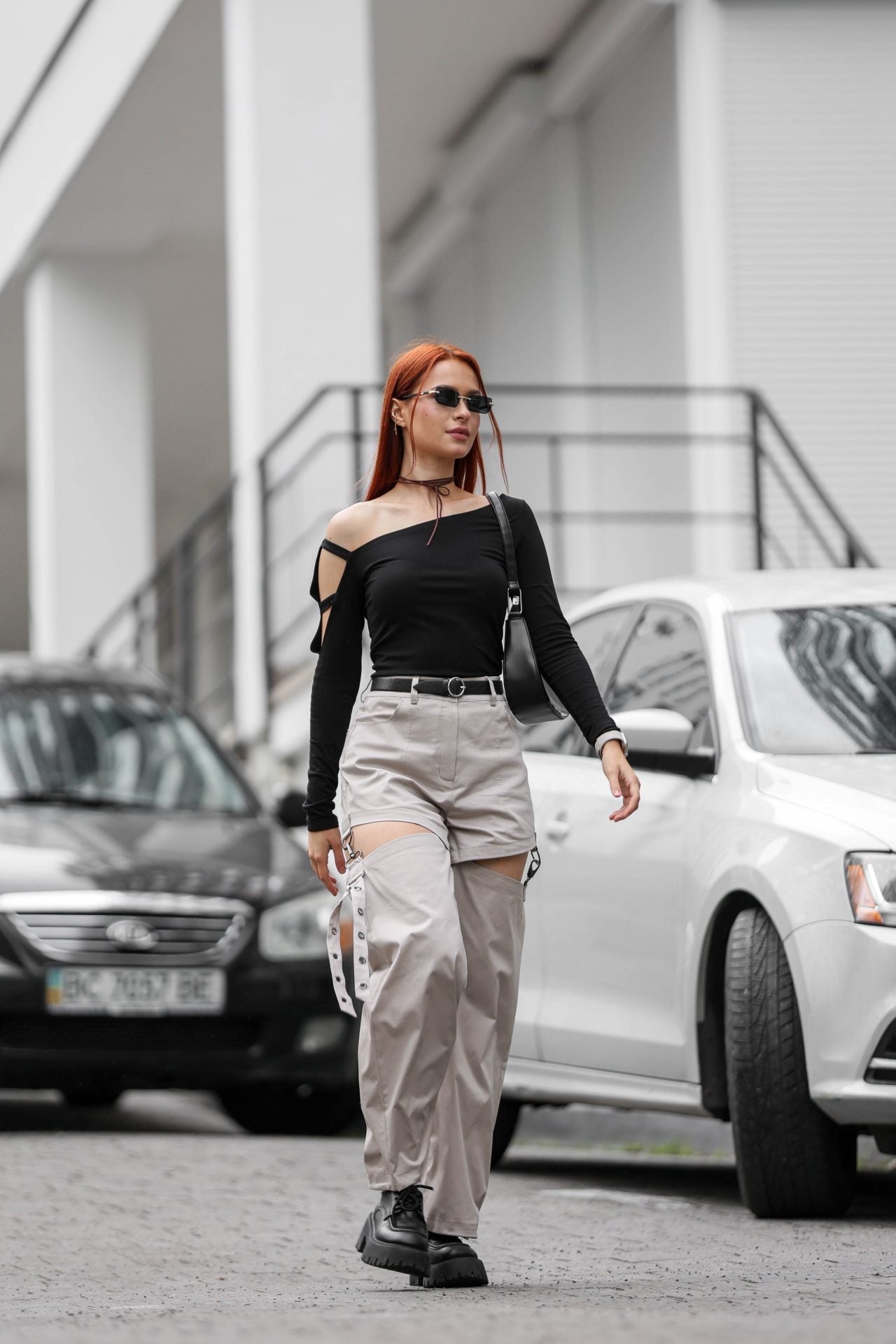 Лонгслів з асиметричним рукавом чорний від BRU