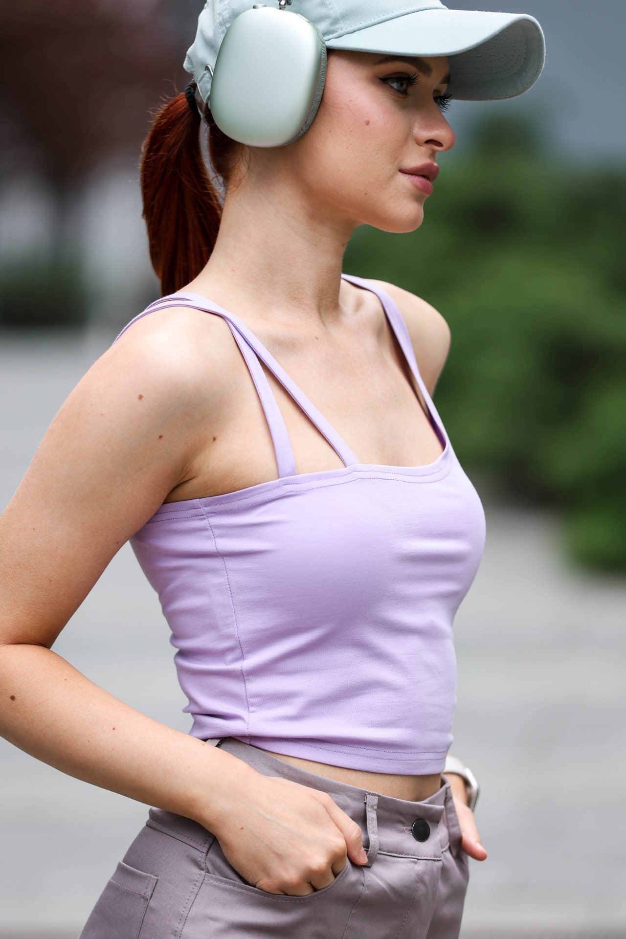 Топ з асиметричними бретелями в кольорах: чорний, світло-бузковий від BRU