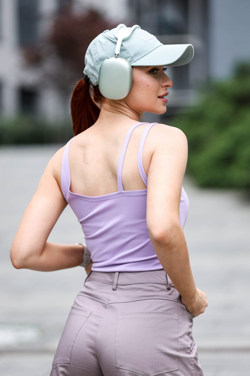 Top s asymetrickými ramienkami vo farbách: čierna, svetlofialová od BRU 