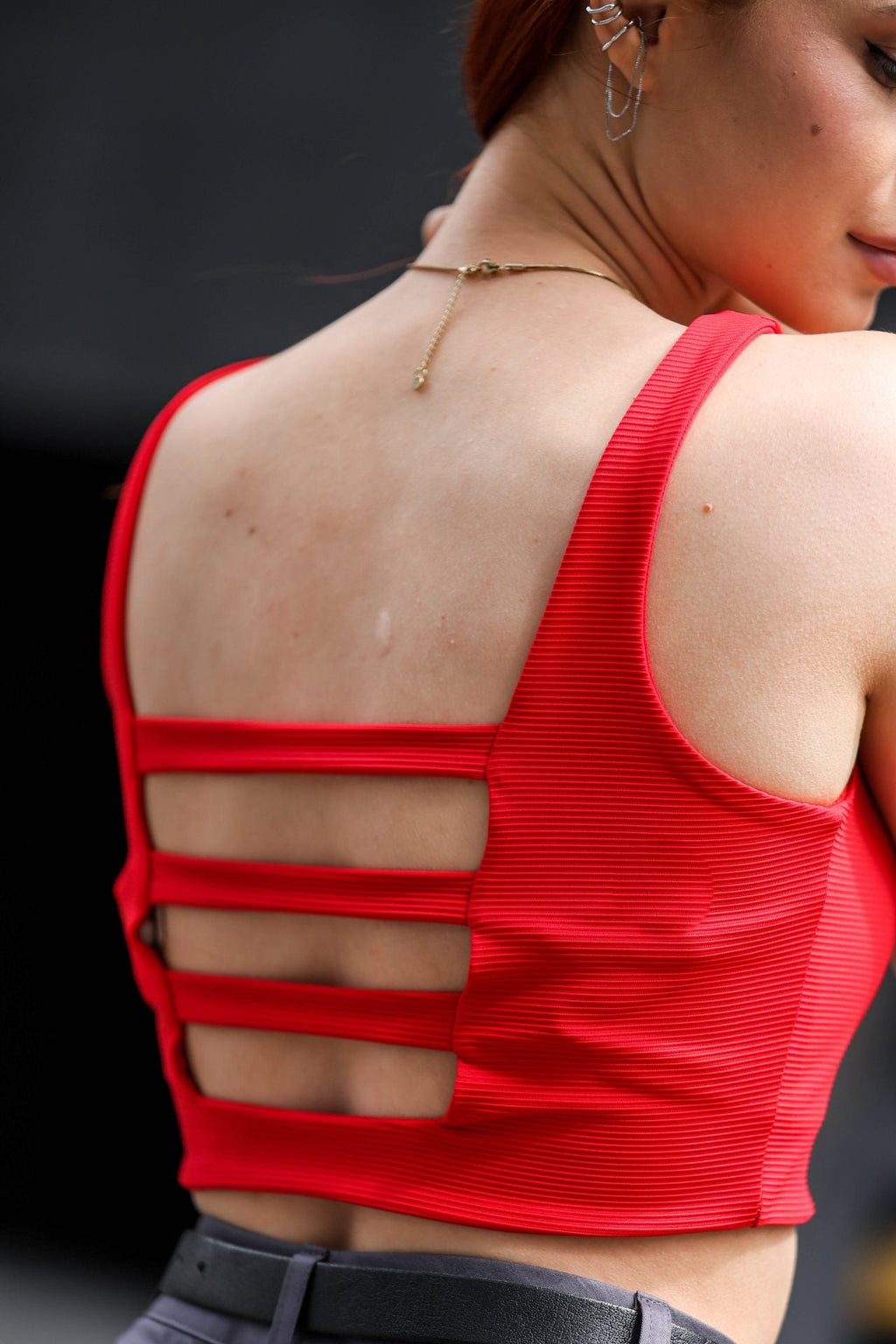 Топ з відкритою спинкою в кольорах чорний, червоний від BRU