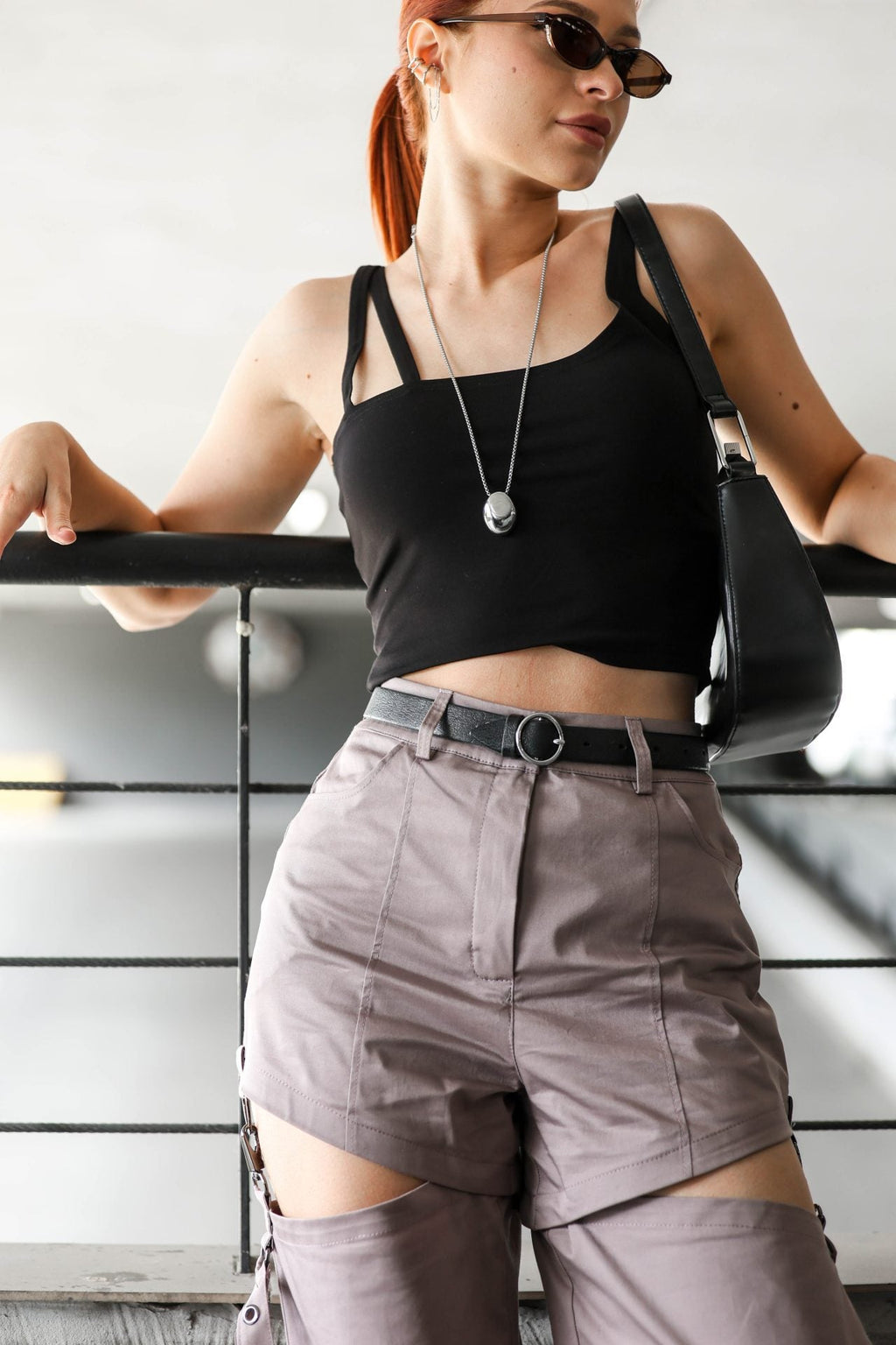 Top s asymetrickými ramienkami vo farbách: čierna, svetlofialová od BRU 