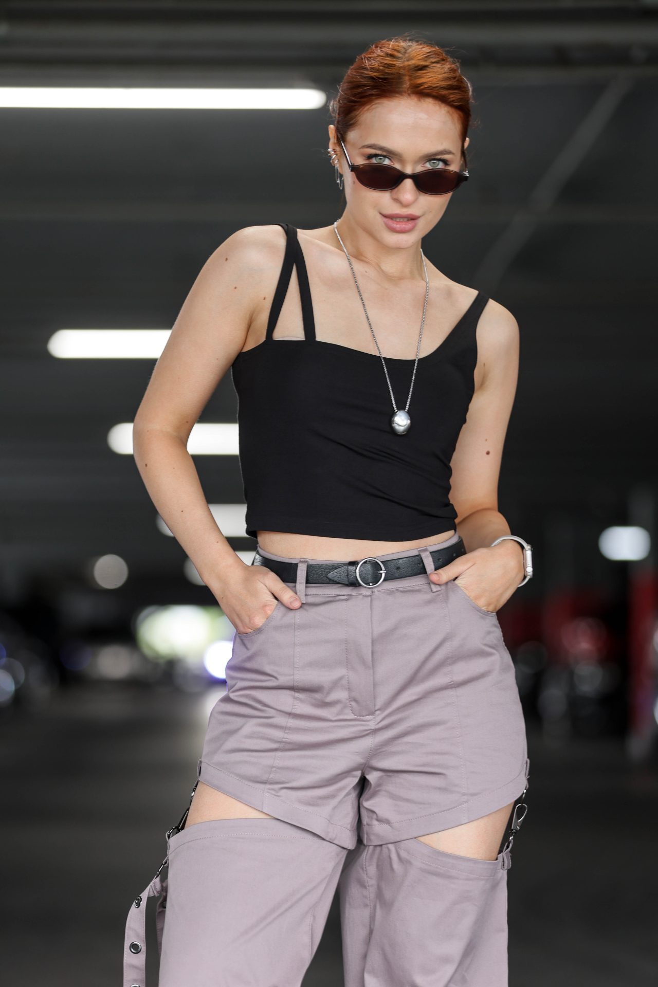 Топ з асиметричними бретелями в кольорах: чорний, світло-бузковий від BRU