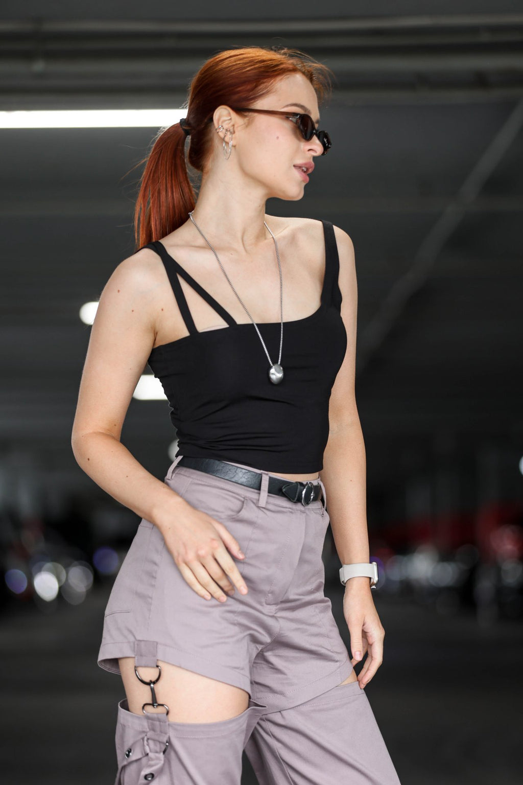 Top s asymetrickými ramienkami vo farbách: čierna, svetlofialová od BRU 