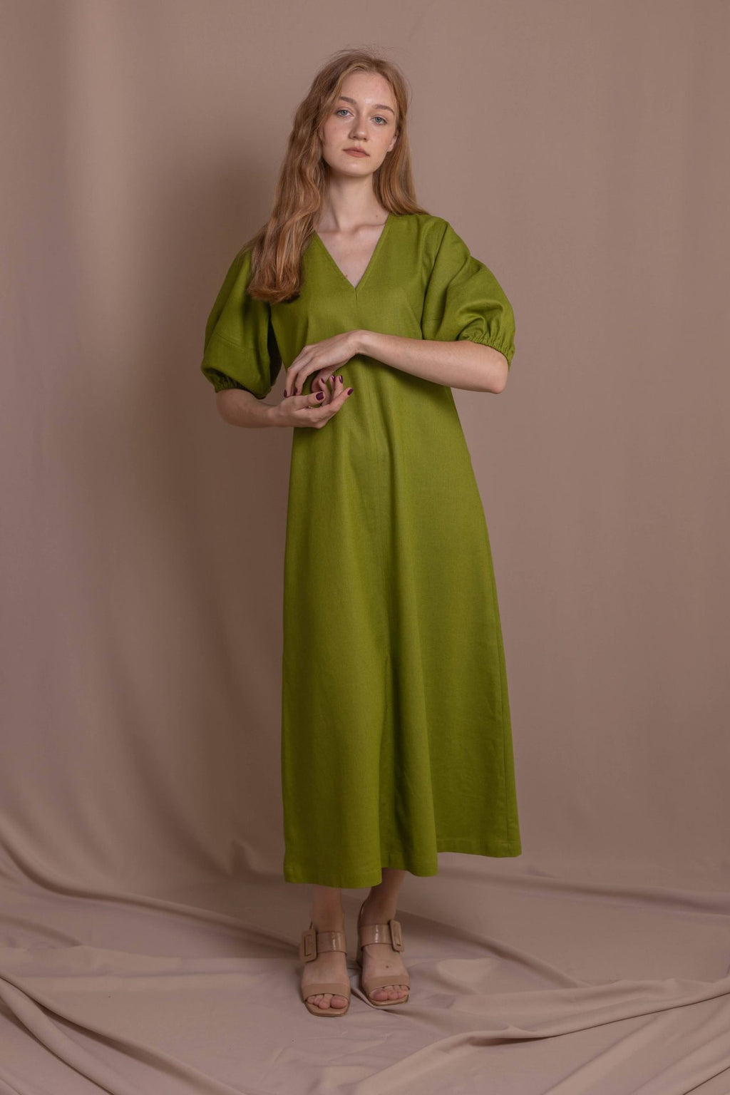 Сукня А-силуету з кропиви, колір оливковий від VIRA APPAREL