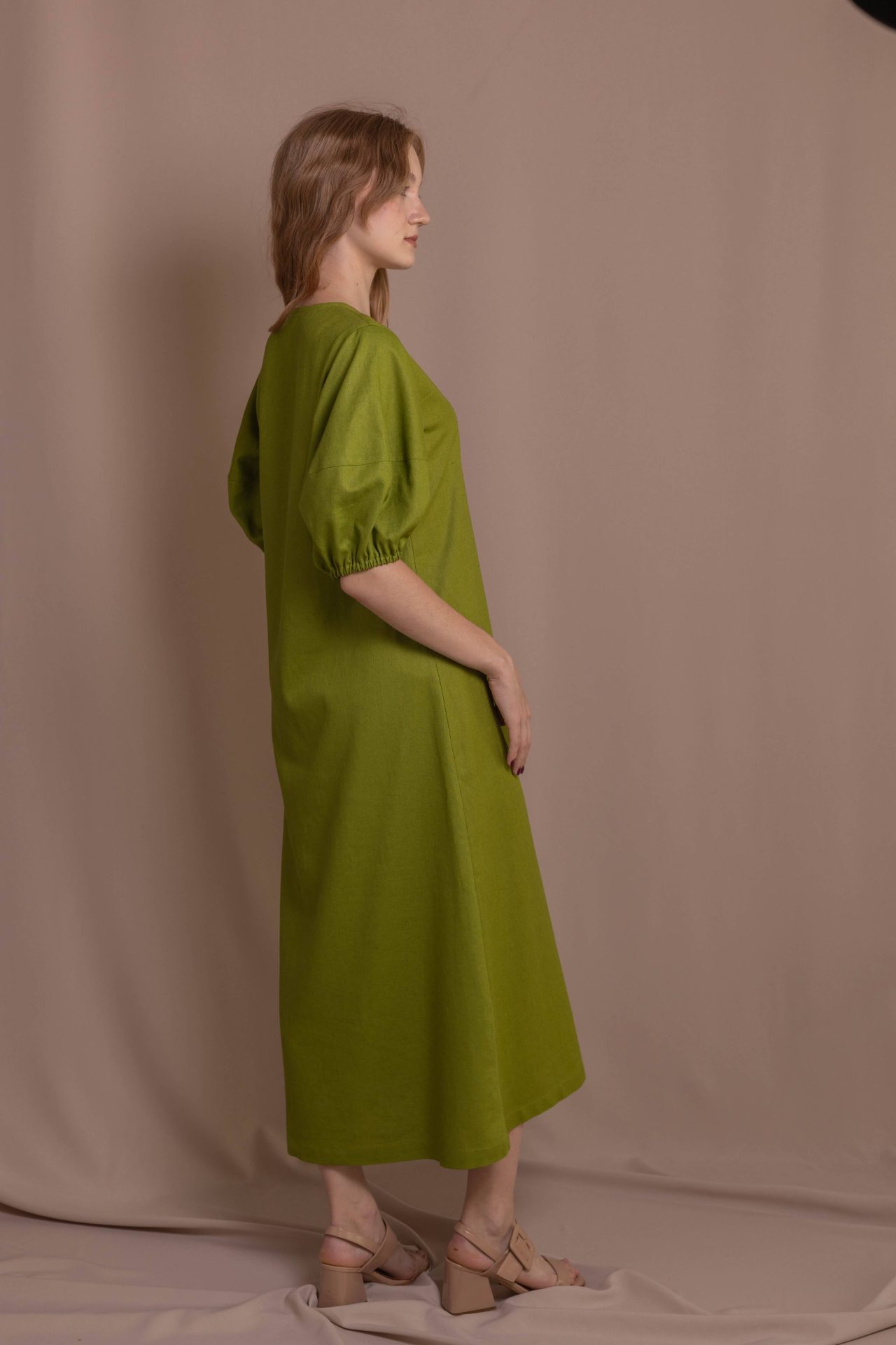 Сукня А-силуету з кропиви, колір оливковий від VIRA APPAREL