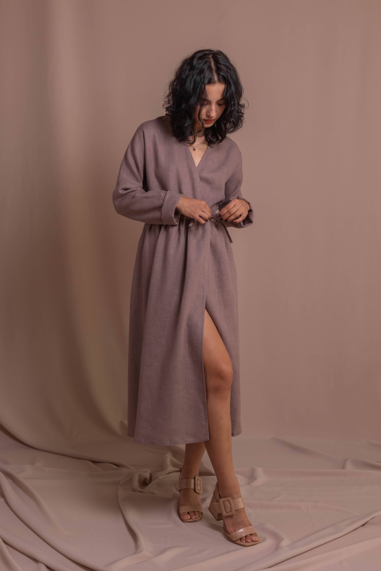 Ľanové šaty s dlhými rukávmi, s vôňou od VIRA APPAREL