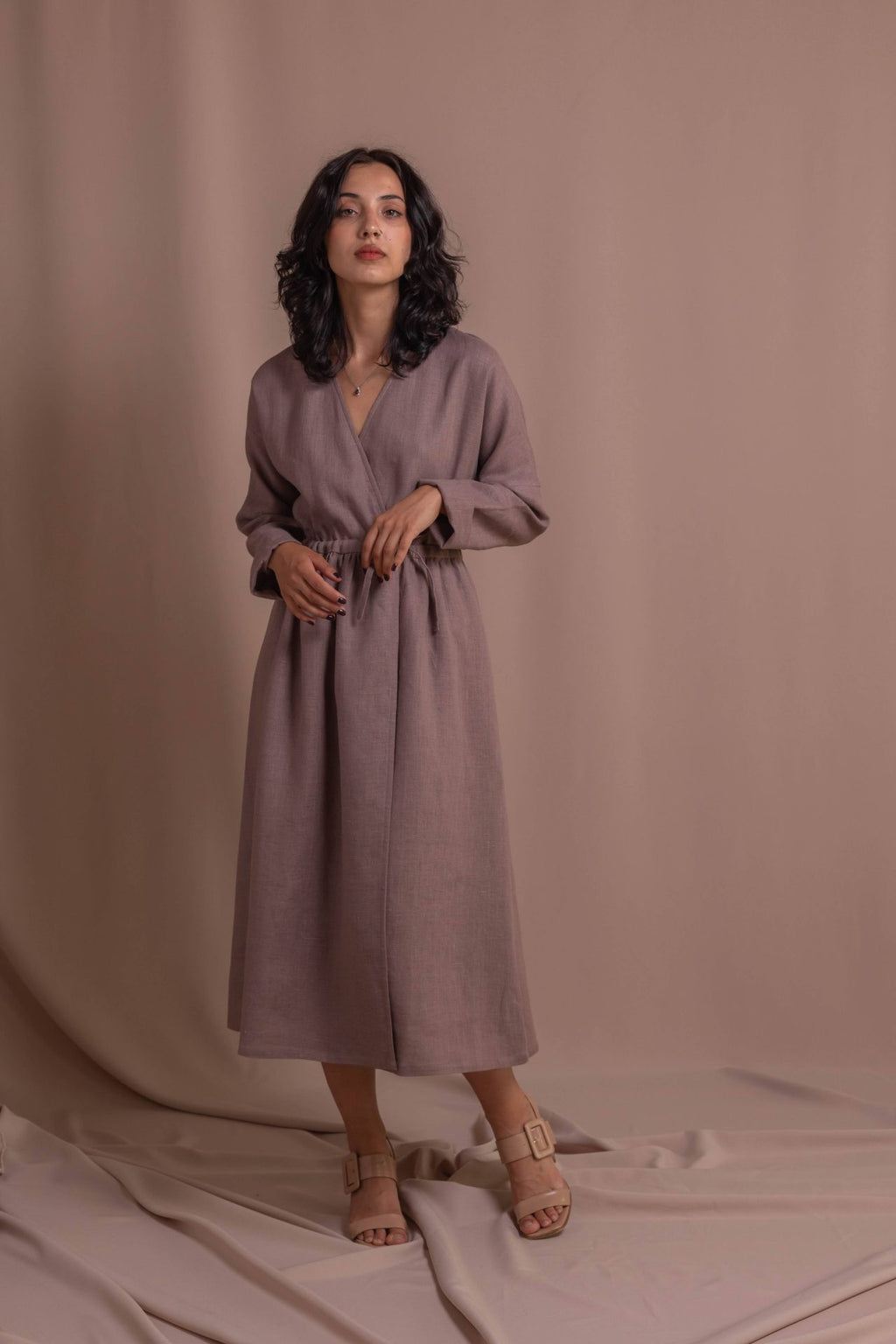 Ľanové šaty s dlhými rukávmi, s vôňou od VIRA APPAREL