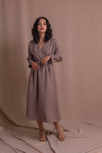 Ľanové šaty s dlhými rukávmi, s vôňou od VIRA APPAREL