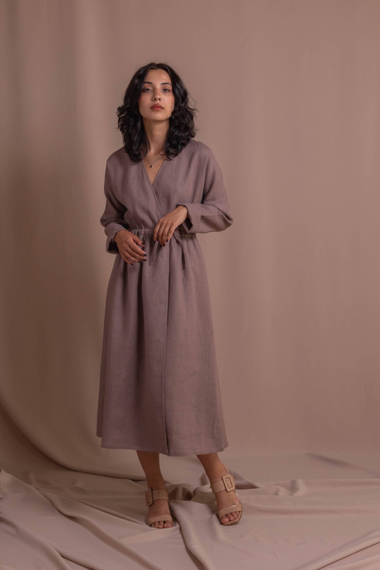 Ľanové šaty s dlhými rukávmi, s vôňou od VIRA APPAREL