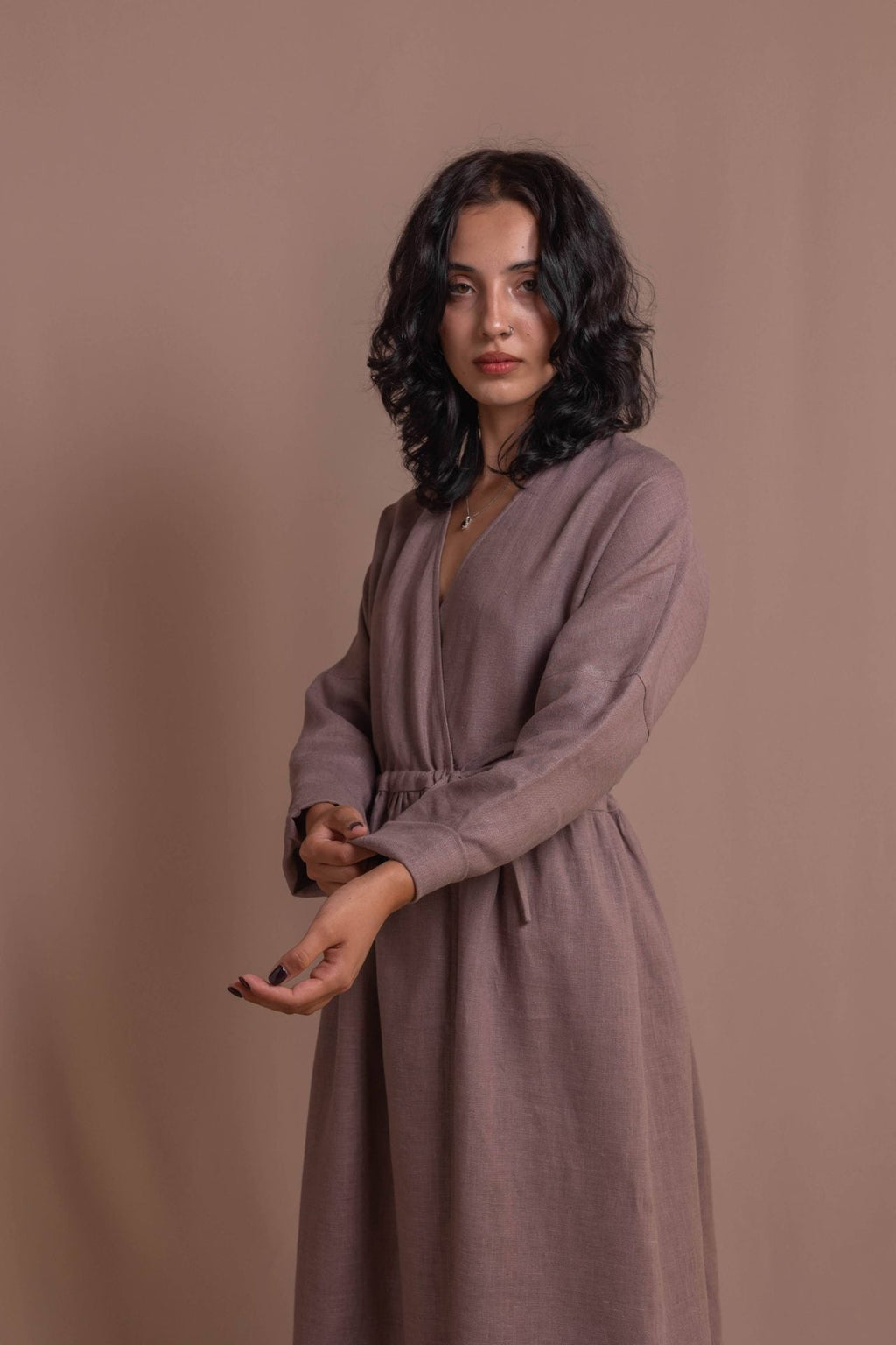 Ľanové šaty s dlhými rukávmi, s vôňou od VIRA APPAREL