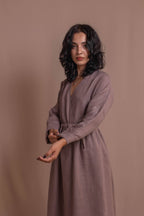 Ľanové šaty s dlhými rukávmi, s vôňou od VIRA APPAREL