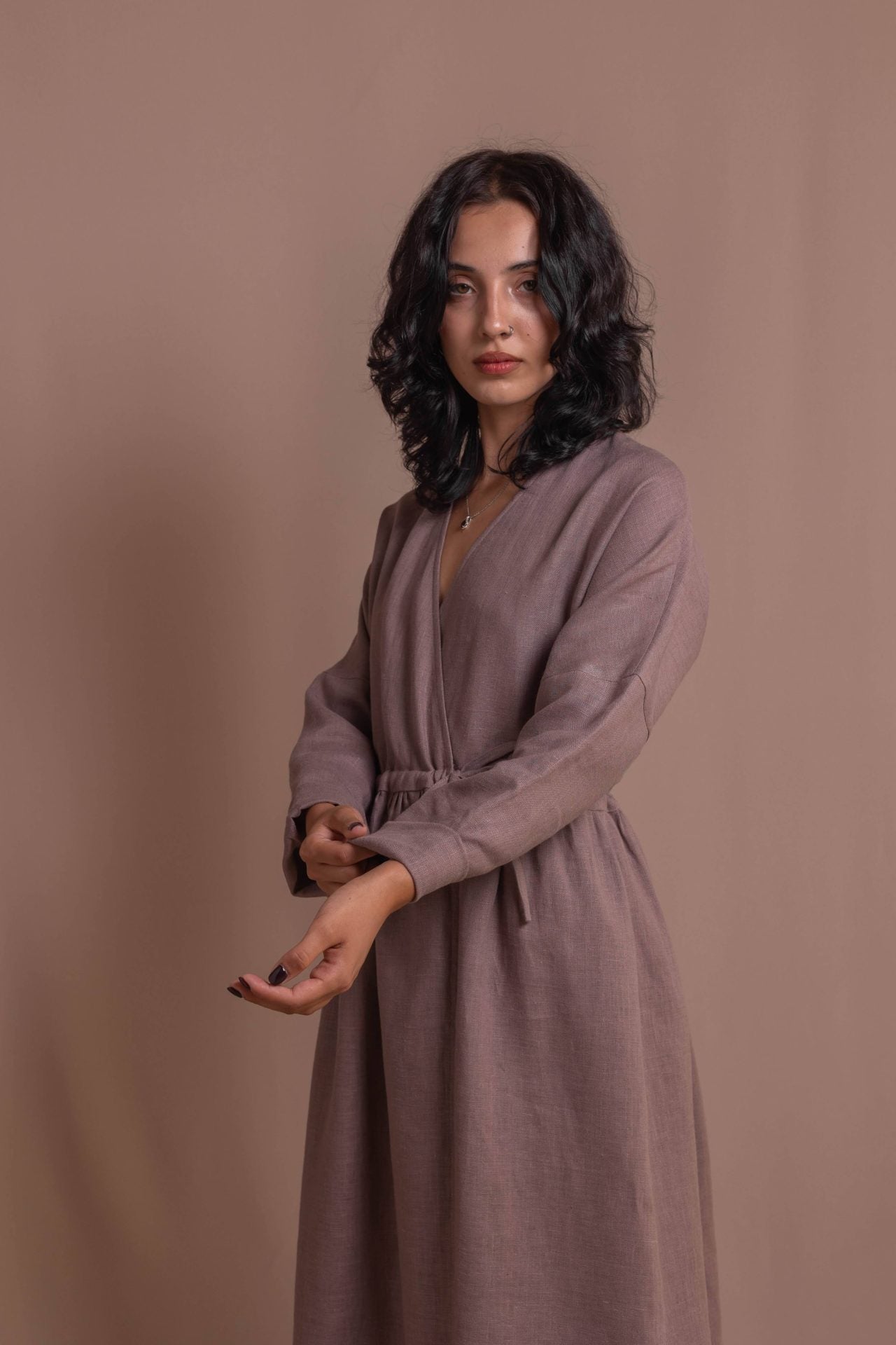 Лляна сукня з довгими рукавами, на запах від VIRA APPAREL