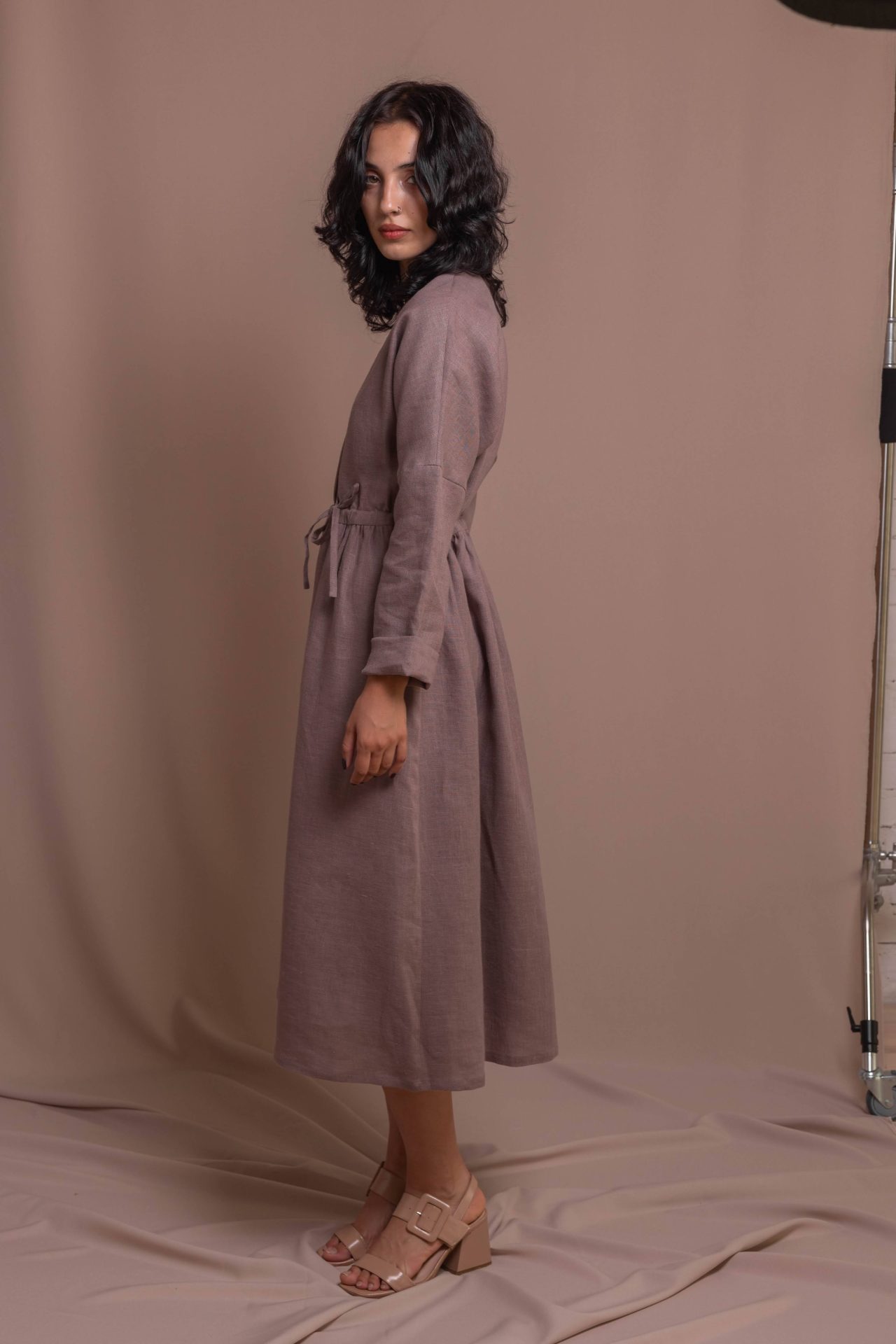 Лляна сукня з довгими рукавами, на запах від VIRA APPAREL