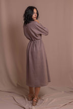 Ľanové šaty s dlhými rukávmi, s vôňou od VIRA APPAREL