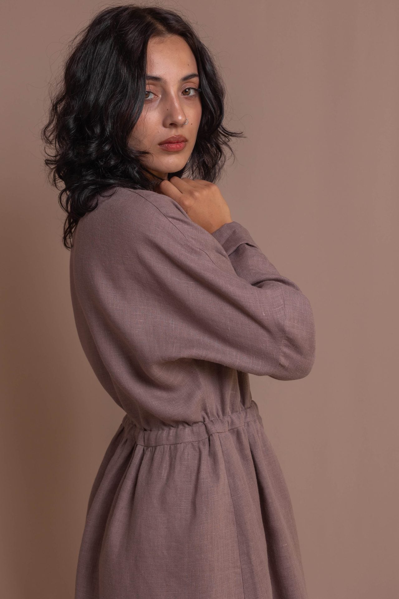 Лляна сукня з довгими рукавами, на запах від VIRA APPAREL