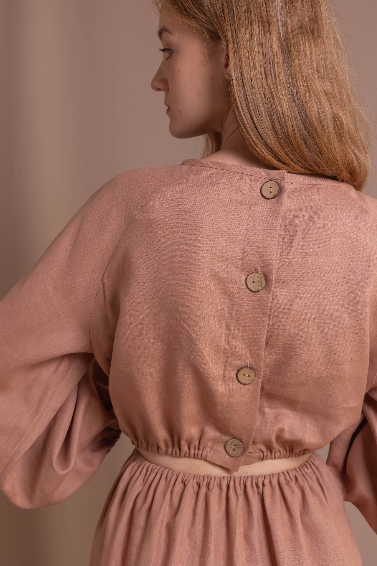 Лляна сукня з гудзиками на спинці від VIRA APPAREL