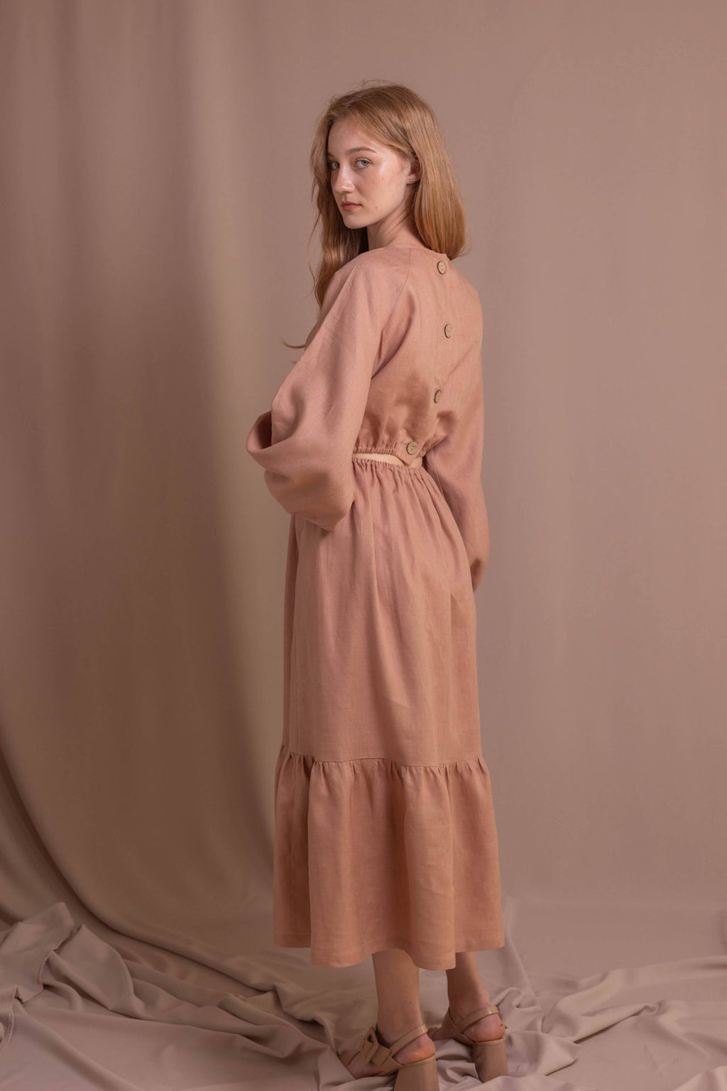 Лляна сукня з гудзиками на спинці від VIRA APPAREL