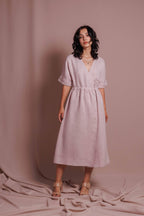 Ľanové šaty s krátkymi rukávmi, s vôňou od VIRA APPAREL