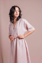 Ľanové šaty s krátkymi rukávmi, s vôňou od VIRA APPAREL