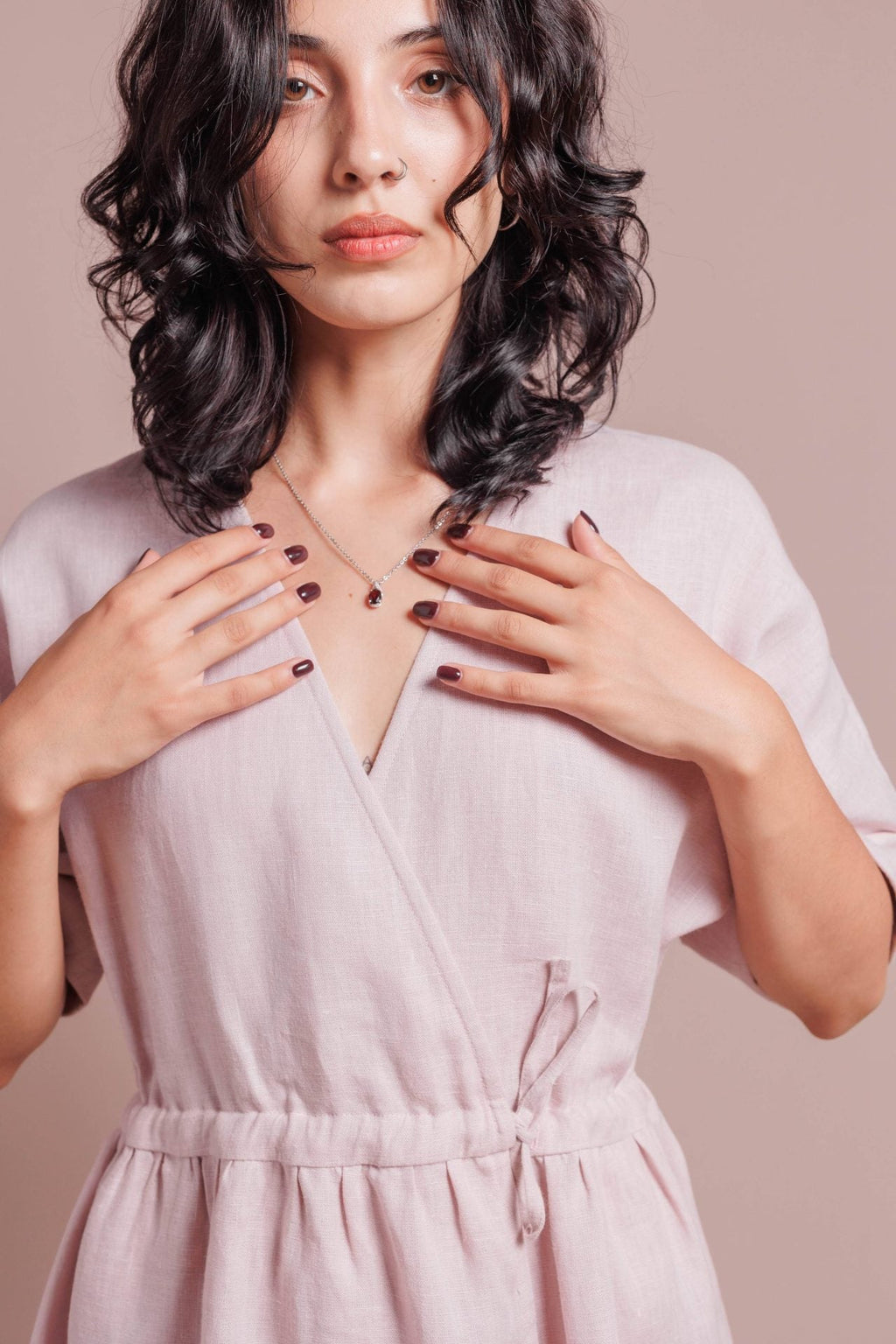 Ľanové šaty s krátkymi rukávmi, s vôňou od VIRA APPAREL