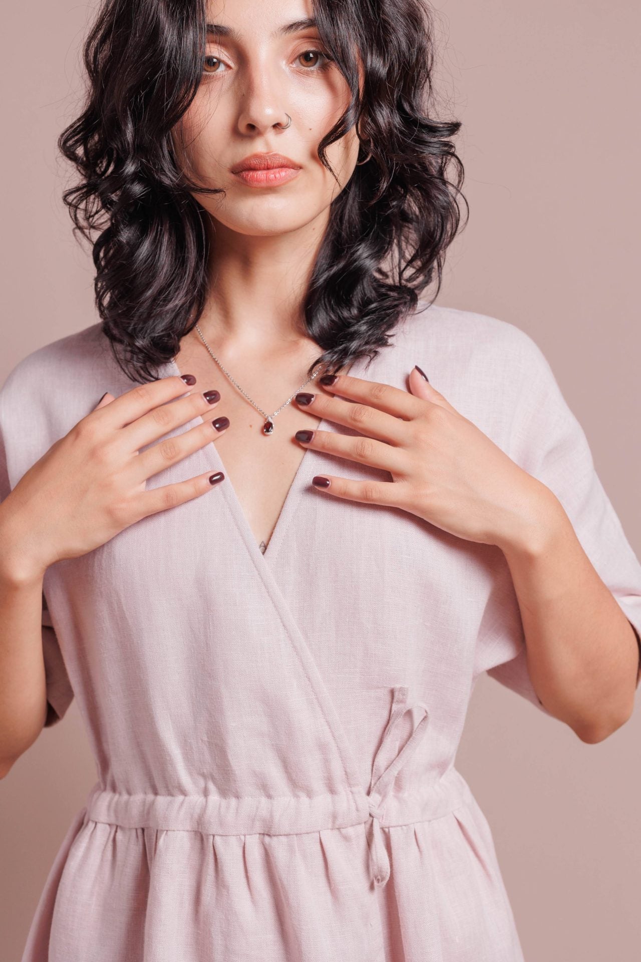 Ľanové šaty s krátkymi rukávmi, s vôňou od VIRA APPAREL