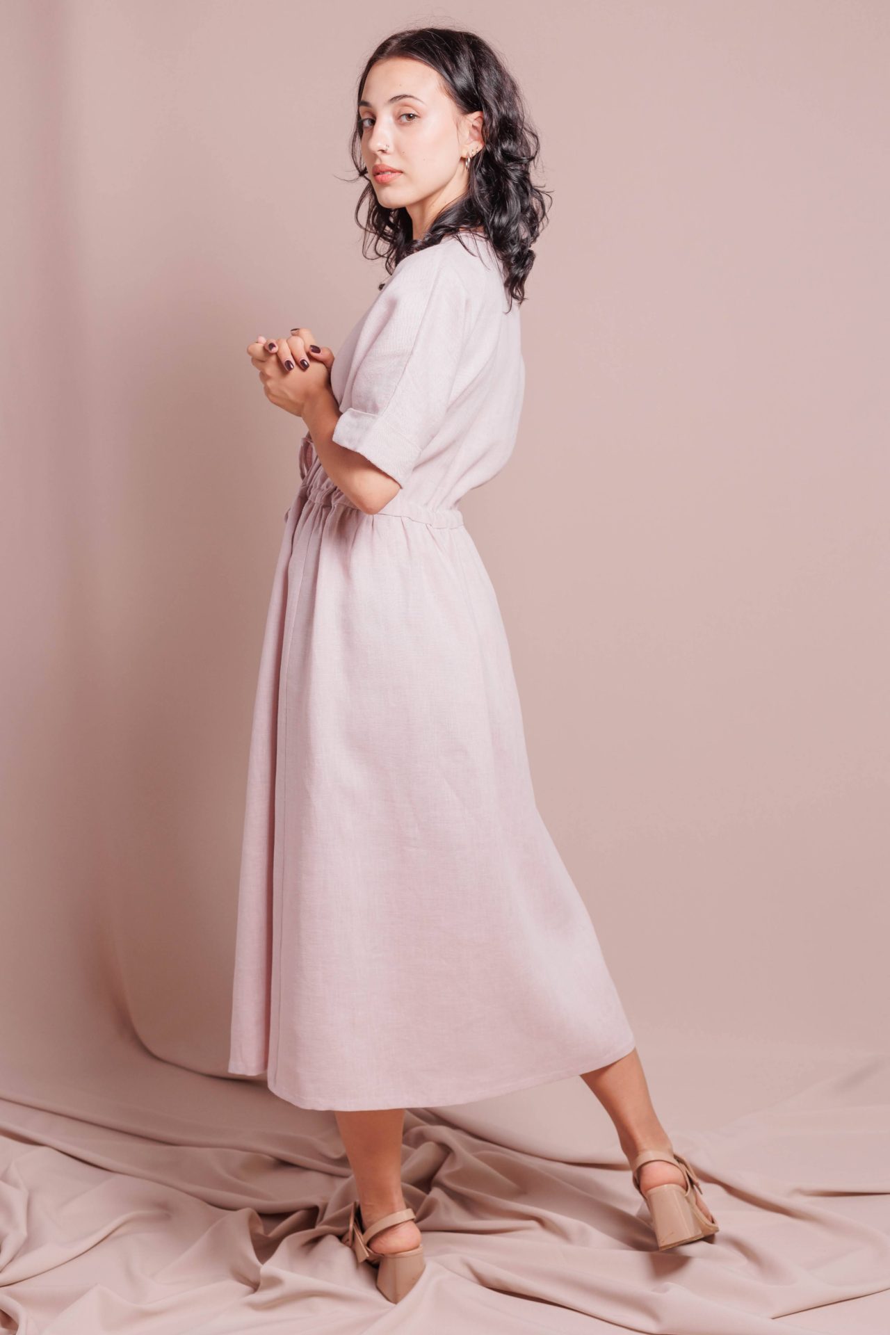 Лляна сукня з короткими рукавами, на запах від VIRA APPAREL