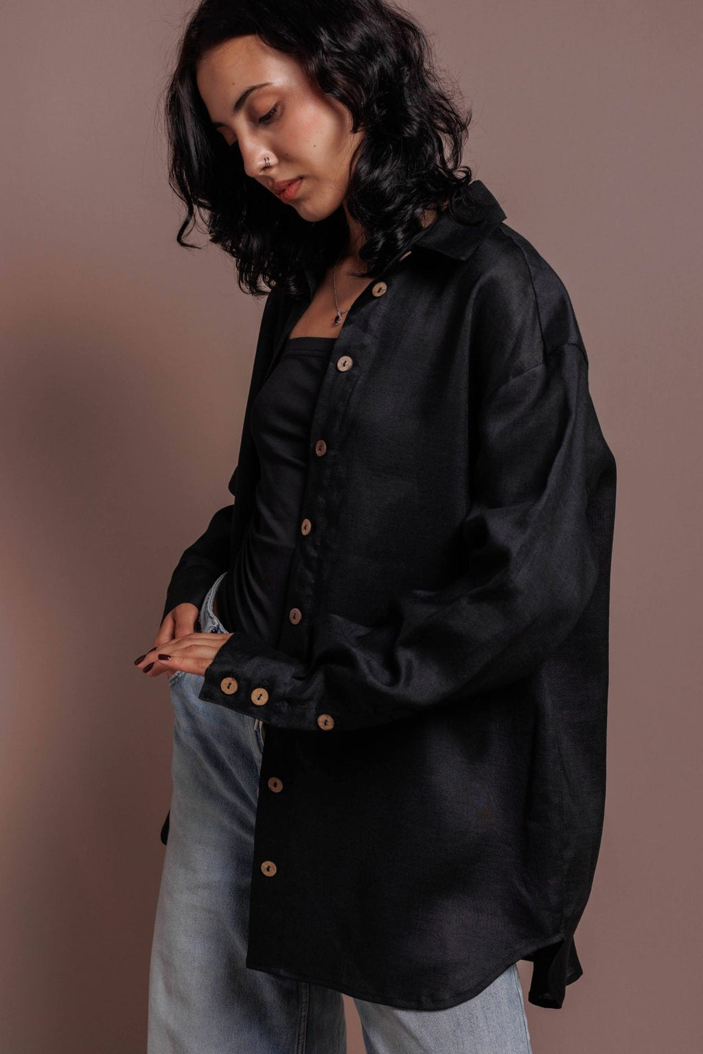 Nadrozmerná košeľa s príchuťou žihľavy od VIRA APPAREL