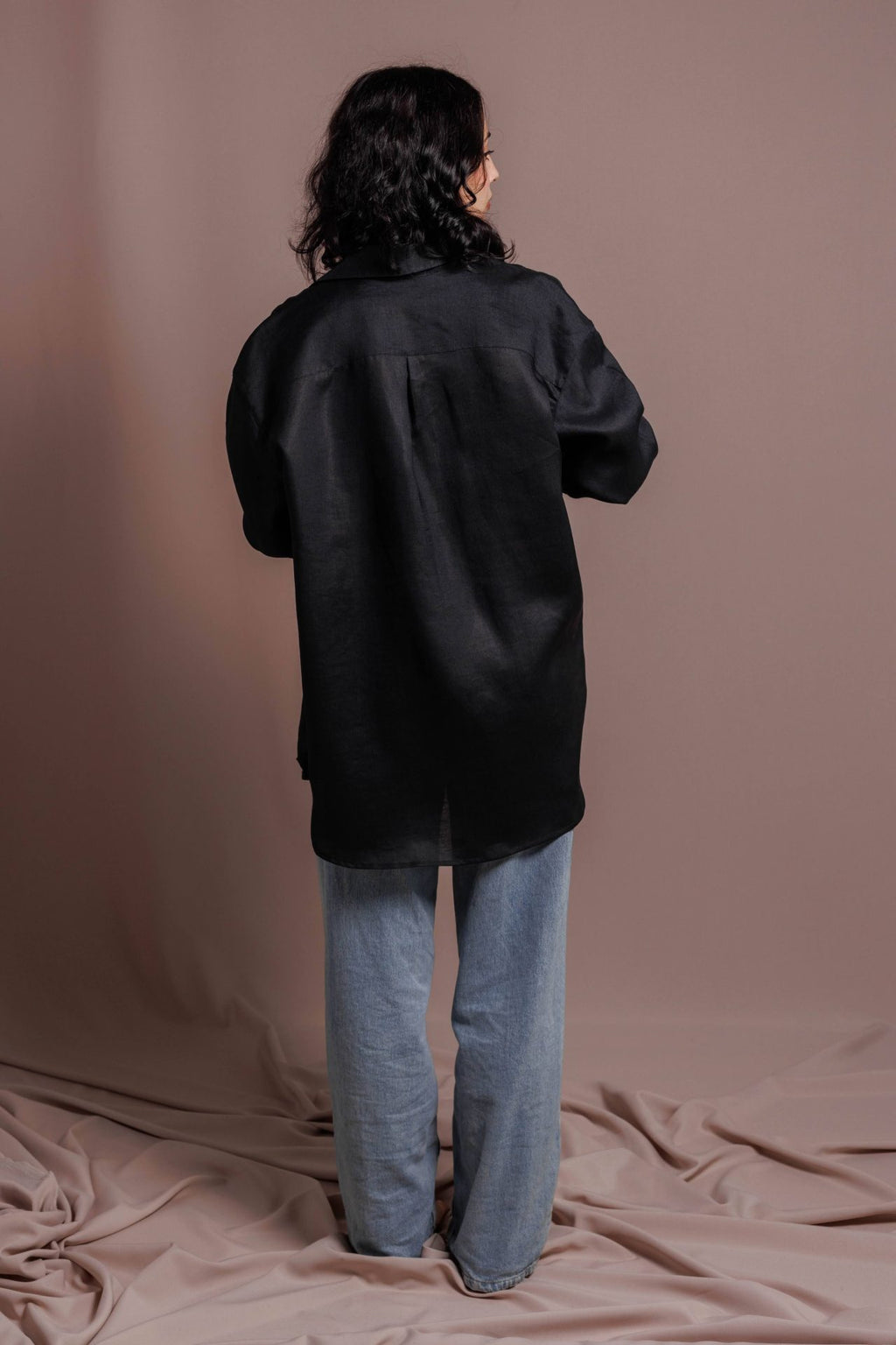 Nadrozmerná košeľa s príchuťou žihľavy od VIRA APPAREL