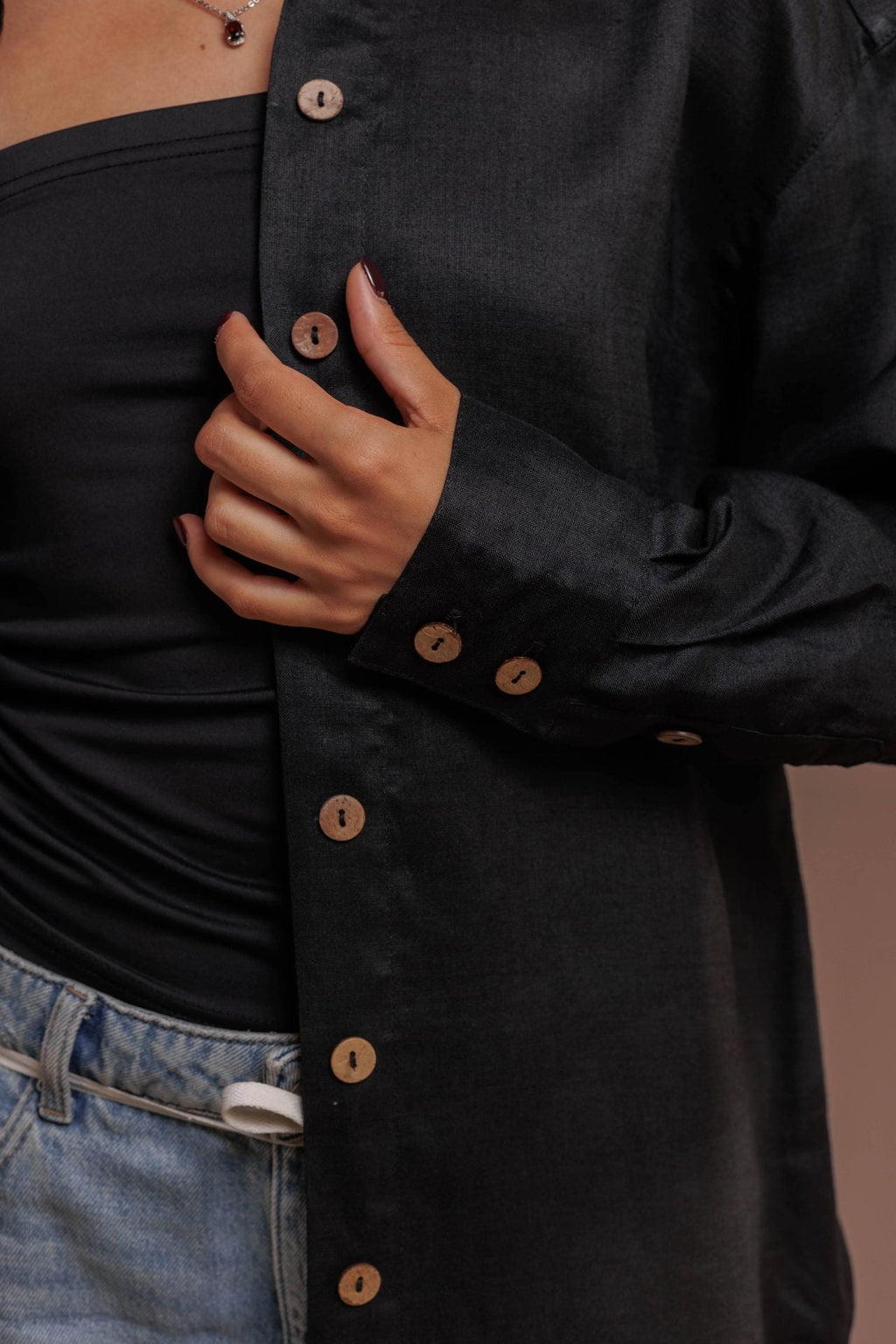 Nadrozmerná košeľa s príchuťou žihľavy od VIRA APPAREL