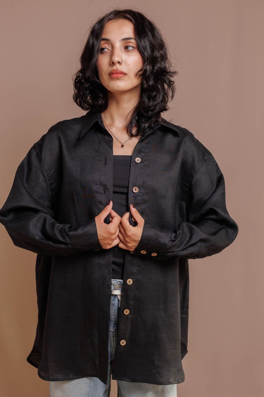 Nadrozmerná košeľa s príchuťou žihľavy od VIRA APPAREL